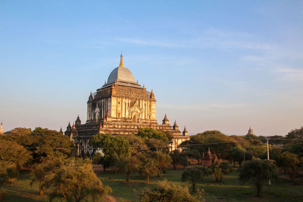 Sonnenuntergang über Bagan mit Silhouetten von Pagoden
