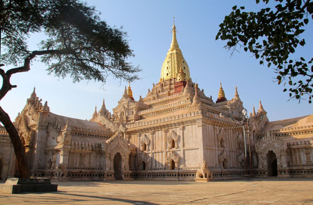 Licht fällt auf den Eingang des Ananda-Tempels