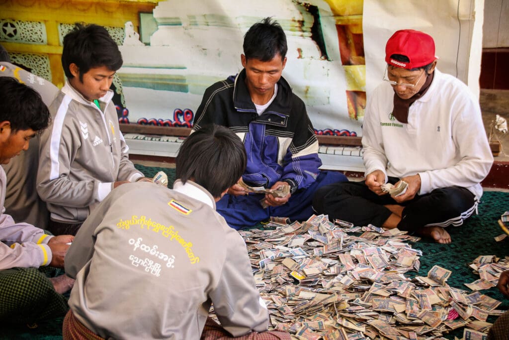 Burmesen beim Sortieren von Banknoten