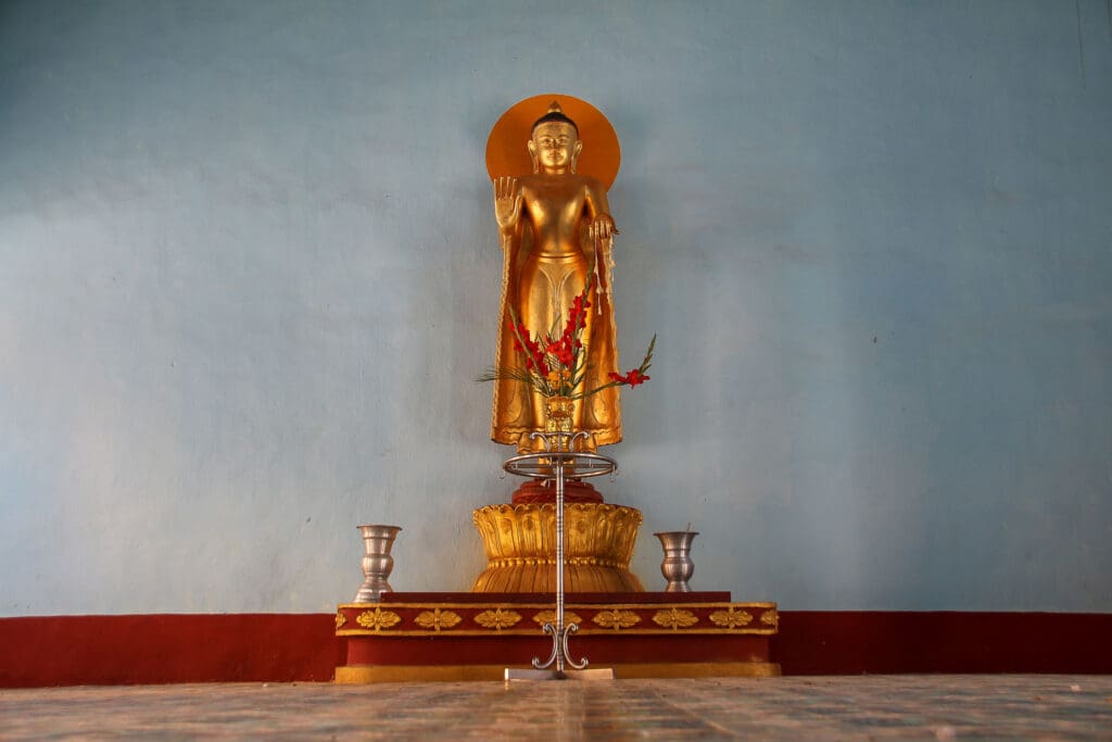 Goldene Buddhastatue im Innenraum eines Tempels