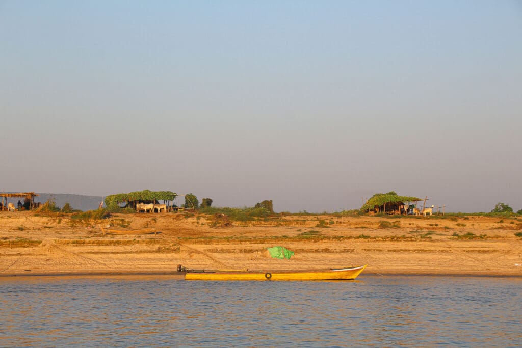 Sandbank und Boote am Flussufer