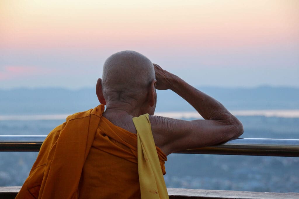 Mönch blickt in die Ferne