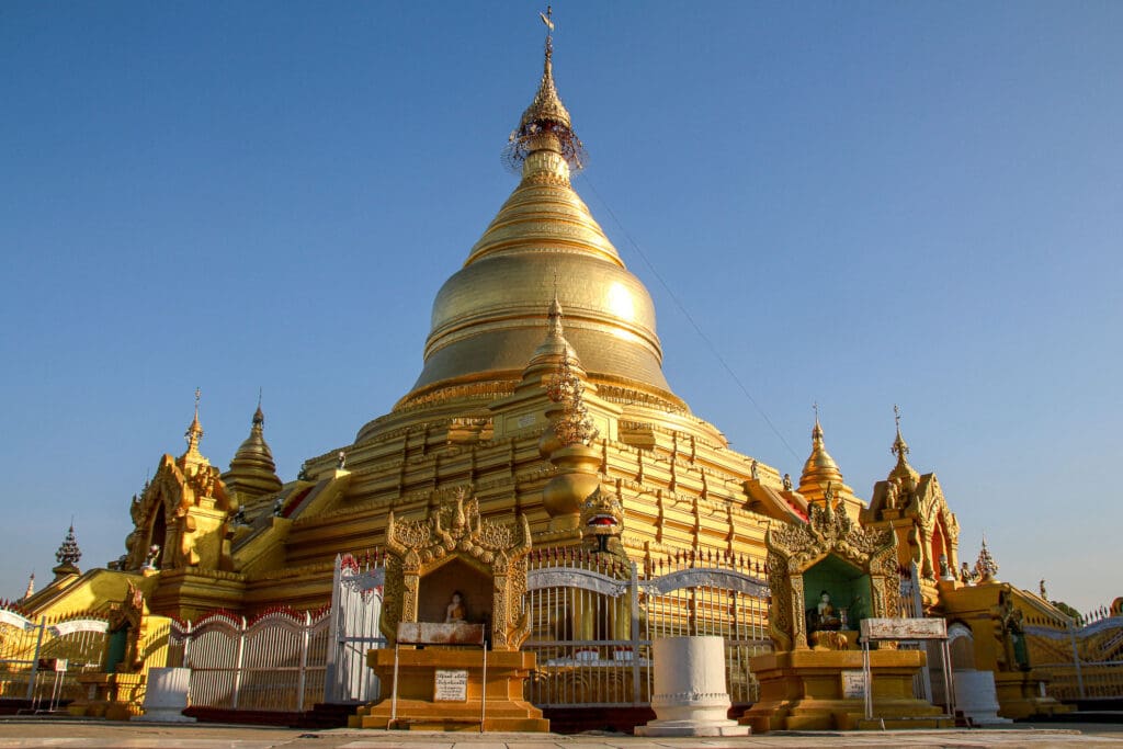 Shwezigon-Pagode in Nyaung-U bei Bagan