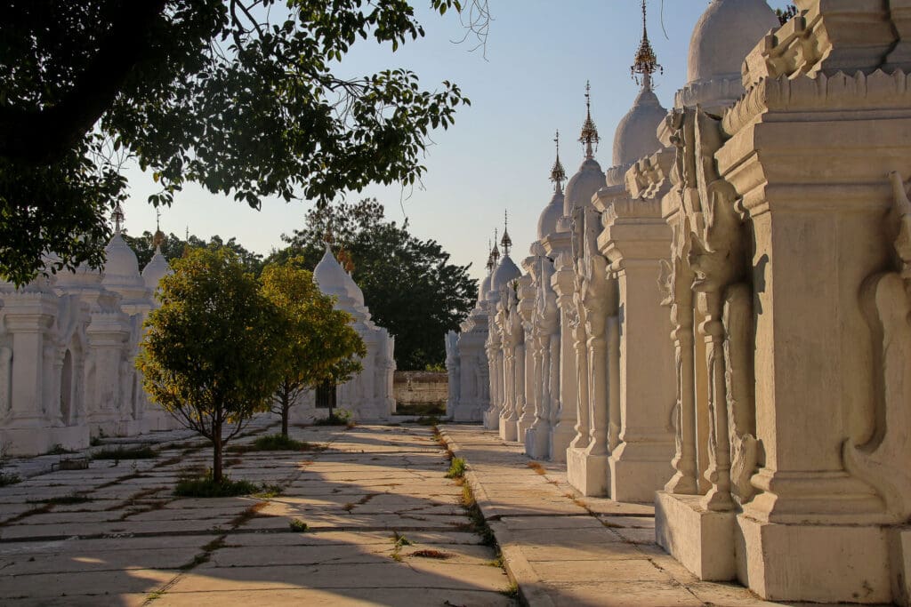 Weiße Stupareihe bei Sonnenlicht in Mingun