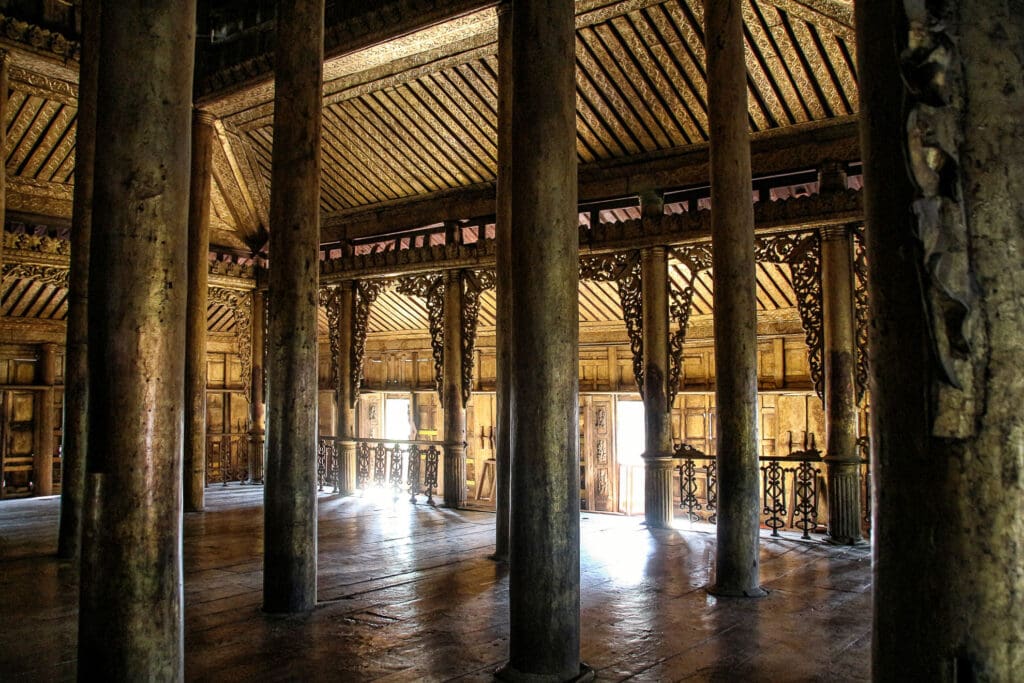 Vergoldete Säulen im Inneren eines Tempels in Mandalay