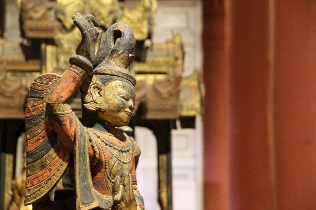 Traditionelle Schnitzkunst in einem Kloster von Mandalay.