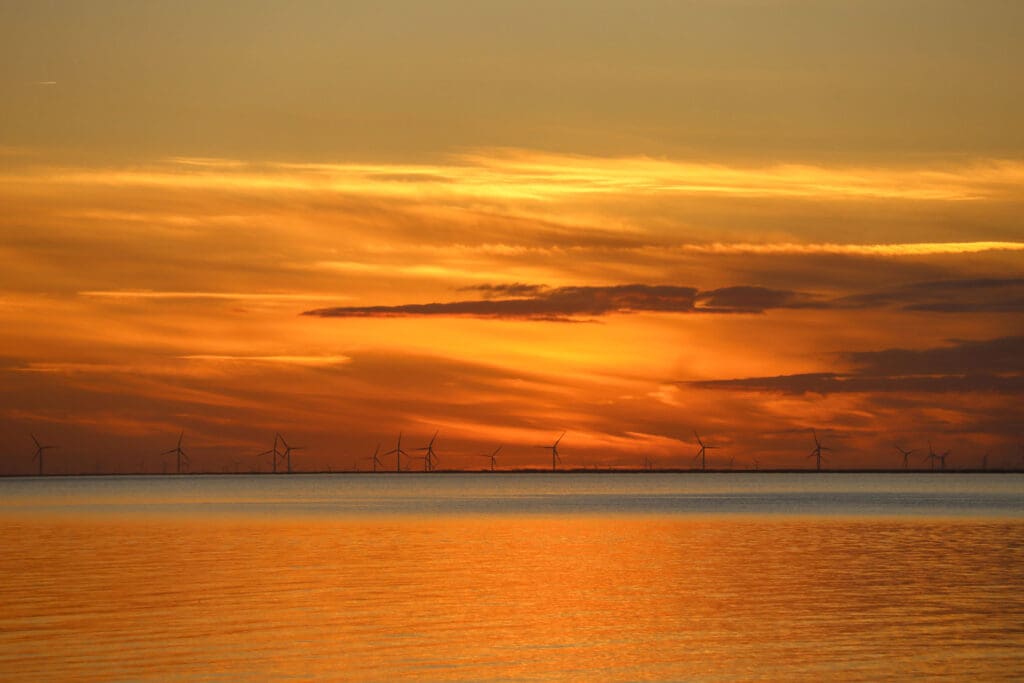 Sonnenaufgang mit Blick Richtung Windpark