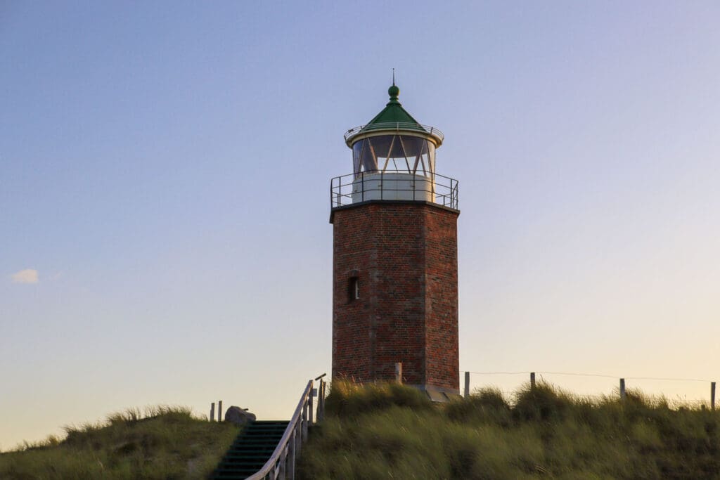 Quermarkenfeuer bei Abendlicht