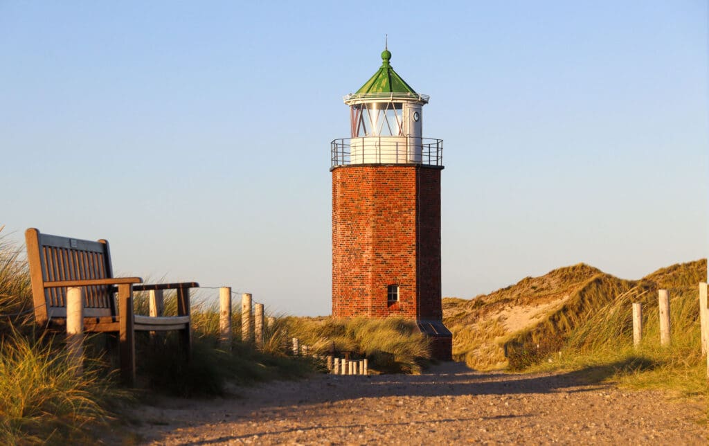 Leuchtturm Quermarkenfeuer bei Abendlicht