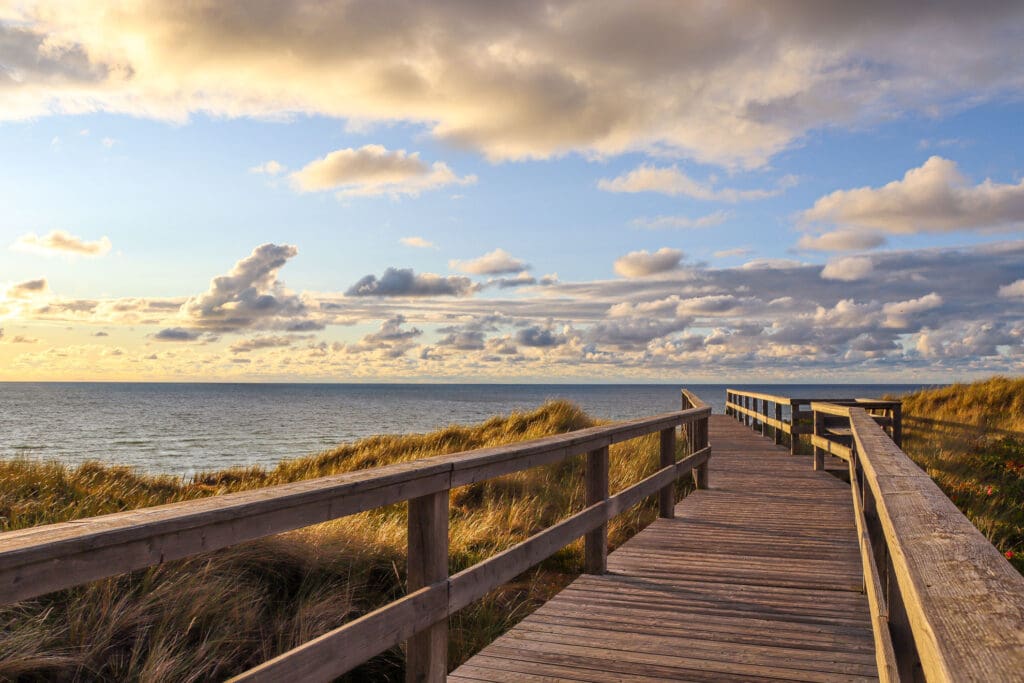 Abendstimmung über der Nordsee mit Holzweg