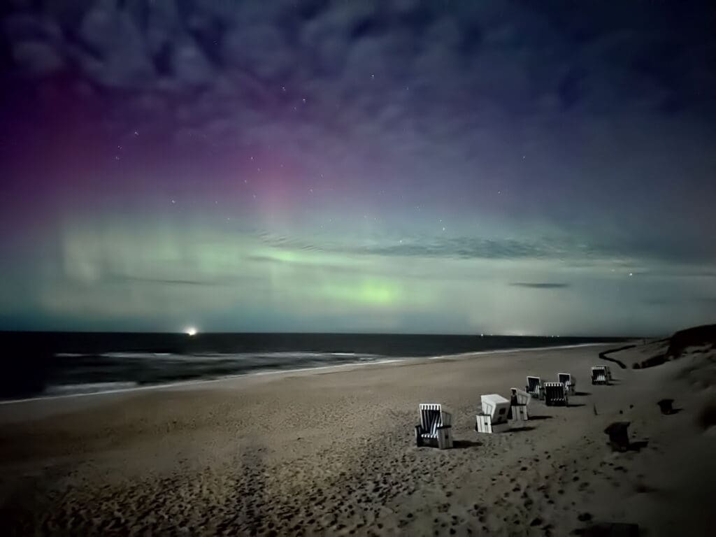 Polarlichter über Nordsee mit Strandkörben