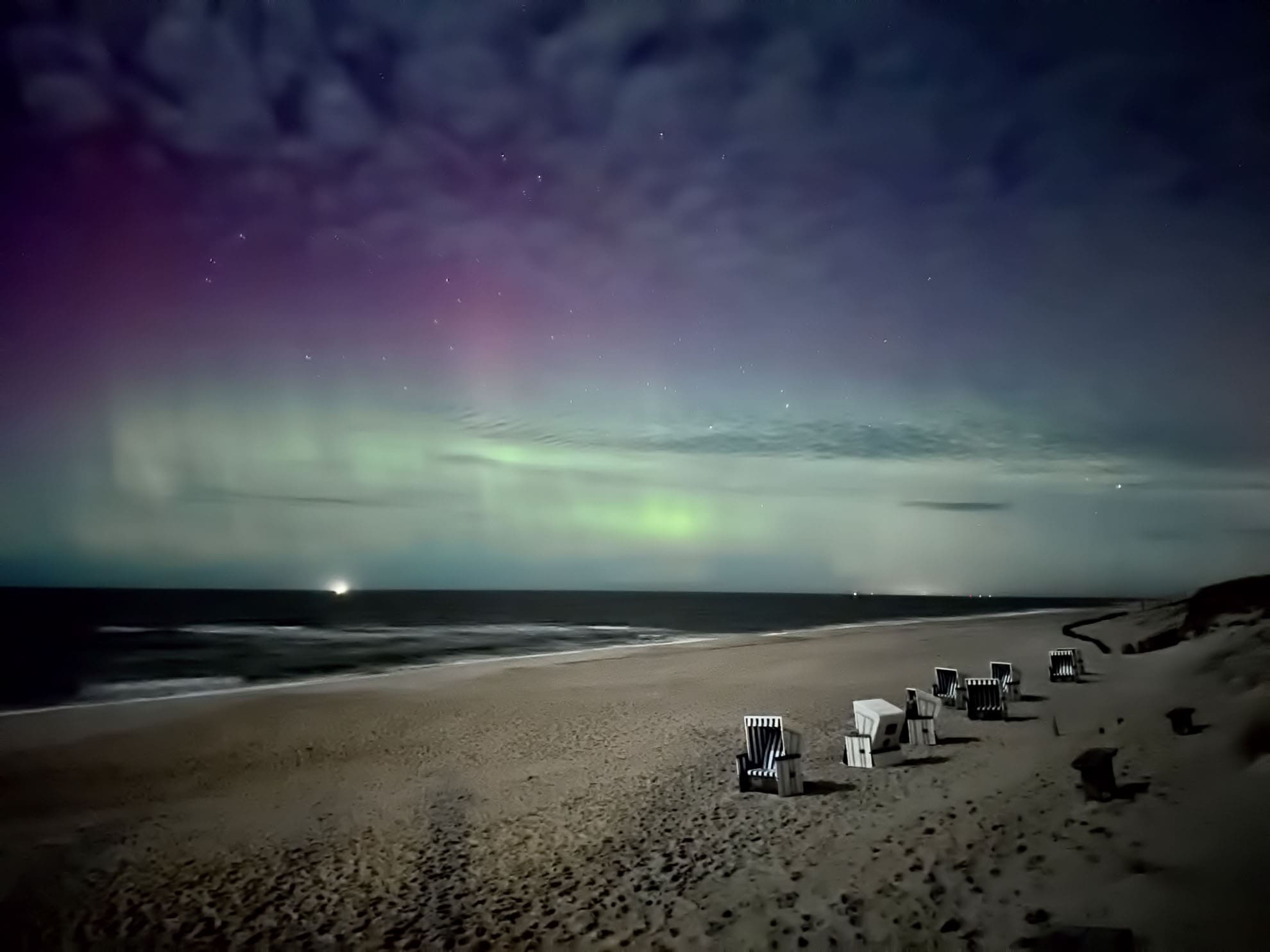 Polarlichter über Nordsee mit Strandkörben