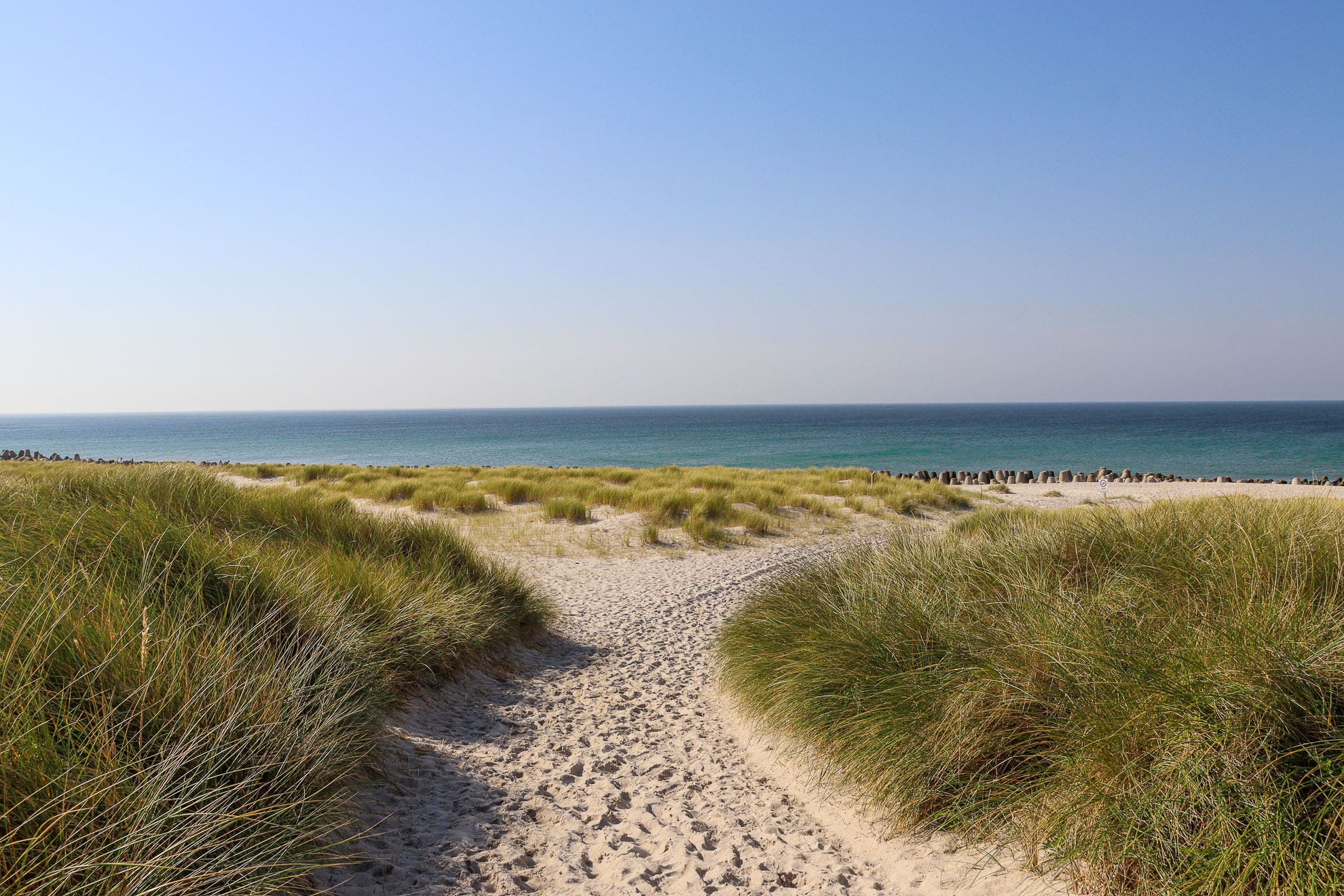 Sandweg durch die Dünenlandschaft von Sylt