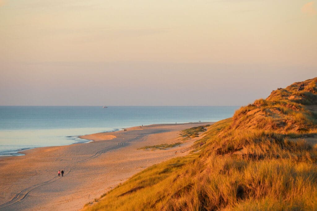 Weitläufiger Strand mit seichtem Wasser und sanftem Licht