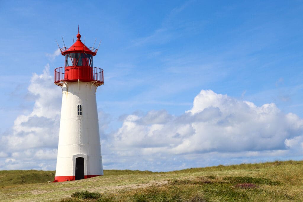 Leuchtturm mit Wolkenhimmel auf Sylt