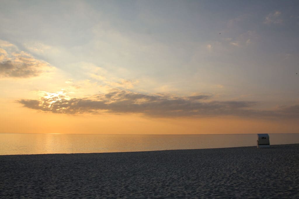 Einsamer Strandkorb am Meer