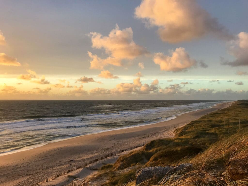 Abendhimmel mit rosa Wolken über dem Strand