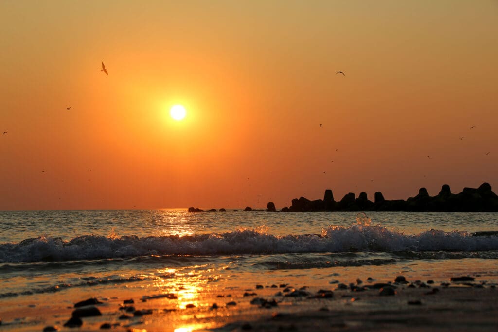 Sonnenuntergang mit Brandung