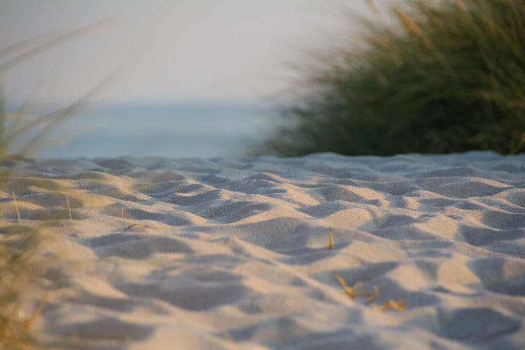 Nahaufnahme von welligem, hellem Sand in der Düne