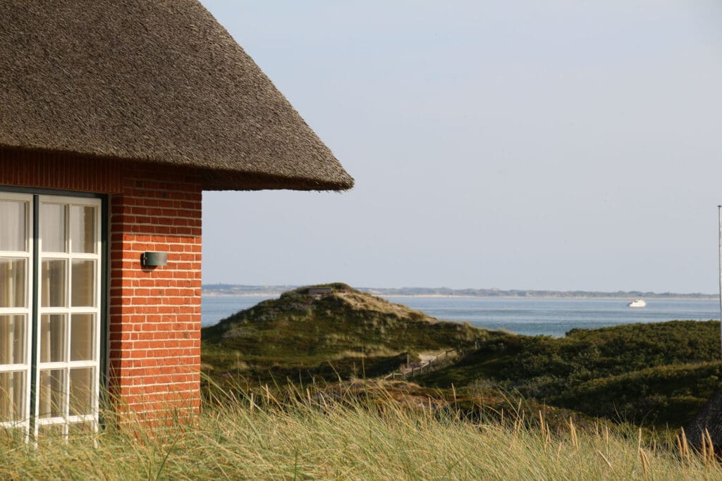 Reetgedecktes Haus in Dünenlage mit Blick auf die Nordsee