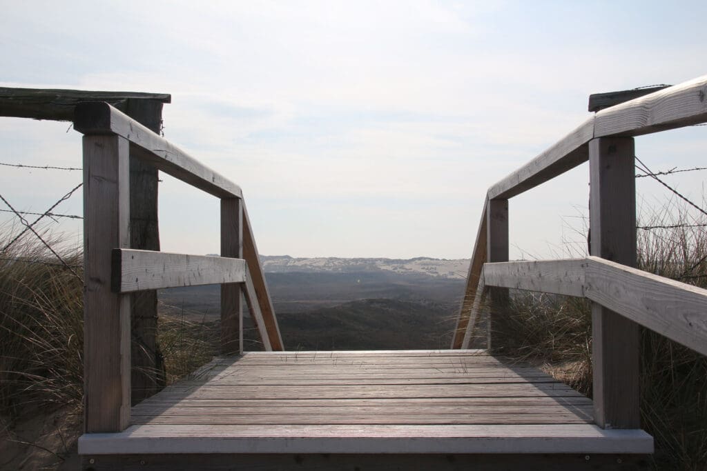 Terrasse aus Holz mit weitem Blick über die Dünen