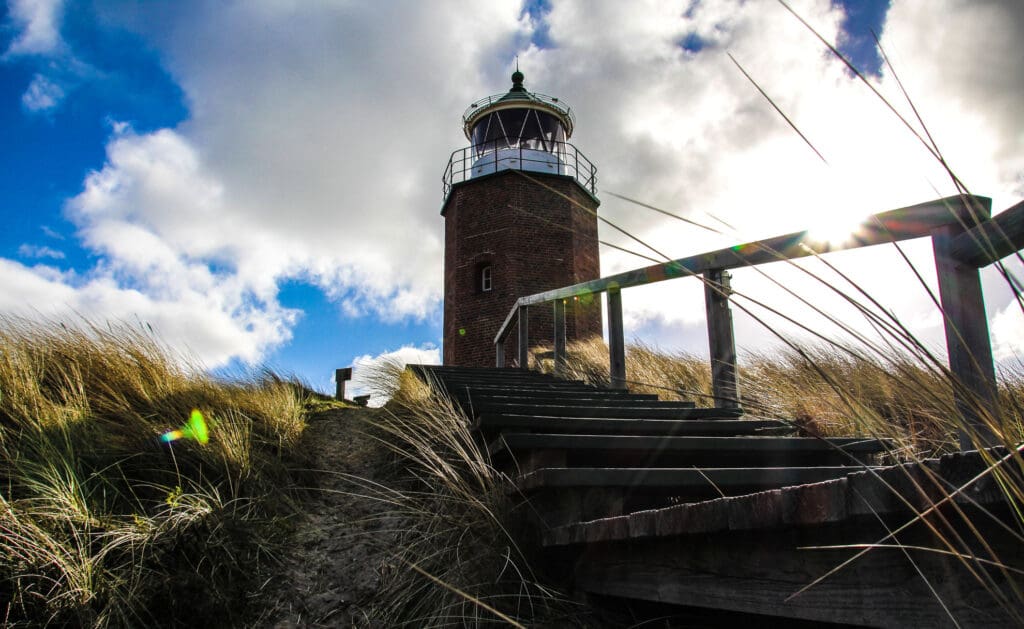 Quermarkenfeuer mit dramatischen Wolken im Hintergrund