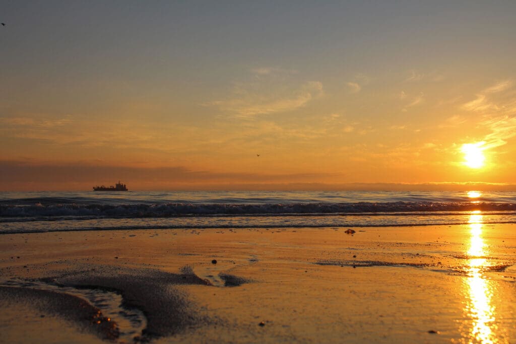 Horizont mit Sonnenuntergang und Fischerboot auf ruhiger See