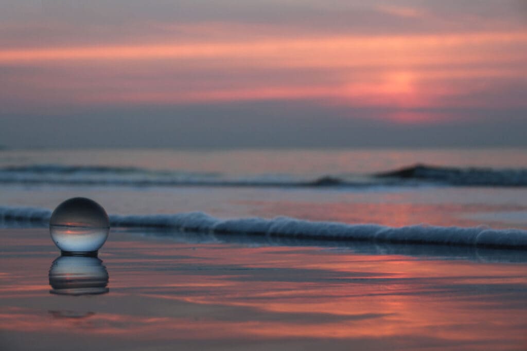 Abendliche Spiegelung der Sonne auf dem Wasser durch Glaskugel