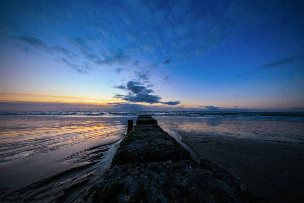 Dramatischer Himmel über Buhnenreste