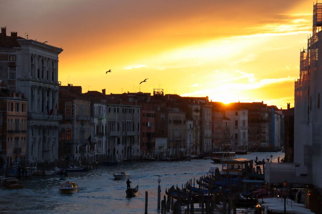 Abendrot über dem Canale Grande mit spiegelndem Wasser