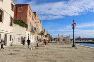 Uferpromenade mit Spaziergängern und Laternen