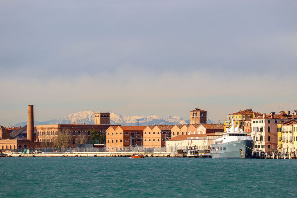 Skyline von Venedig mit Alpen im Hintergrund
