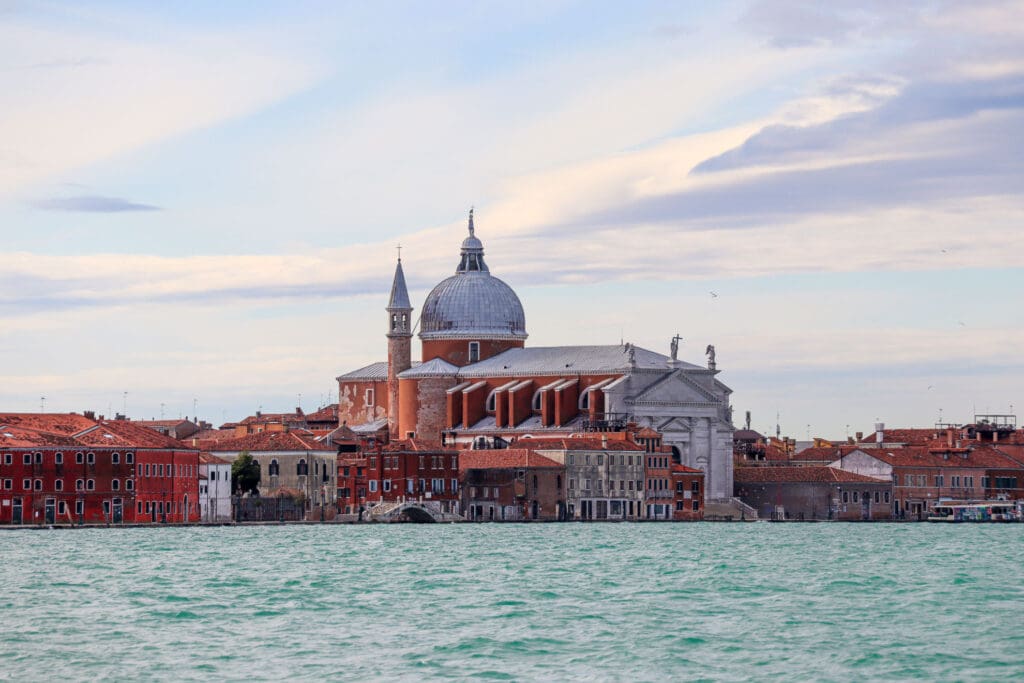 Kirche auf einer kleinen Insel bei Sonnenuntergang
