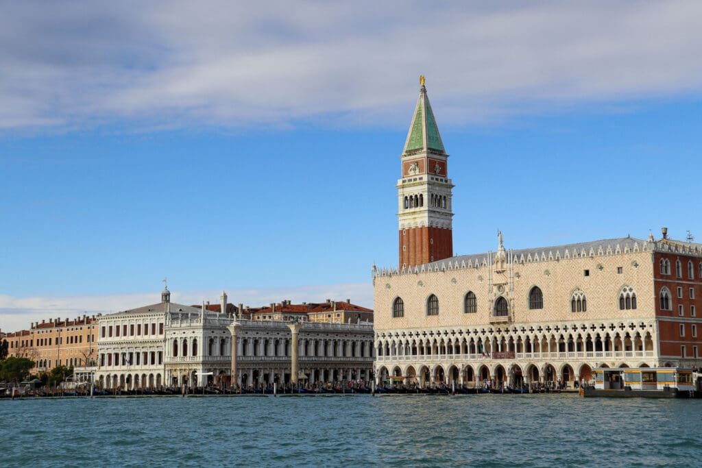 Campanile und Dogenpalast bei Tageslicht