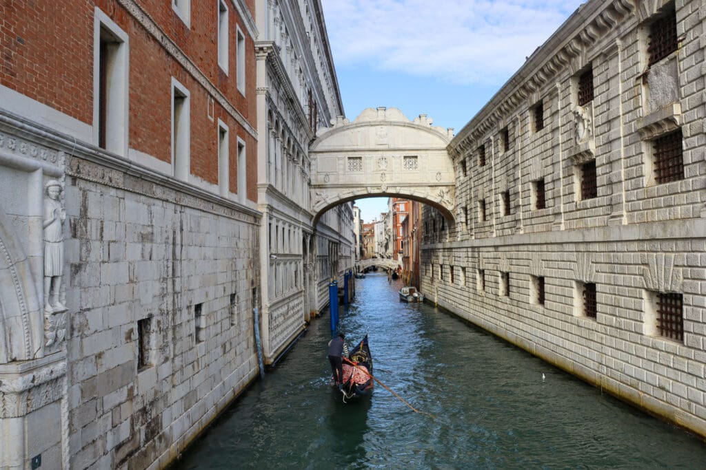 Gondel unter der Seufzerbrücke