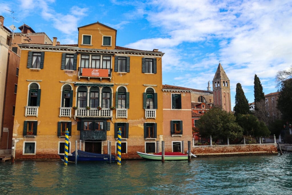 Gelb-oranges Gebäude mit Schiffsanleger