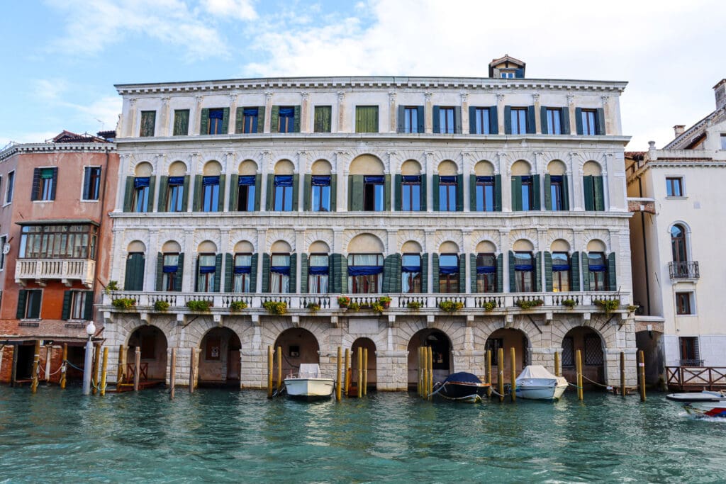 Historische Fassade direkt am Wasser