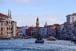 Blick auf die Altstadt mit Booten