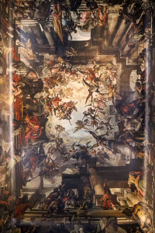 Deckengemälde in einer Kirche