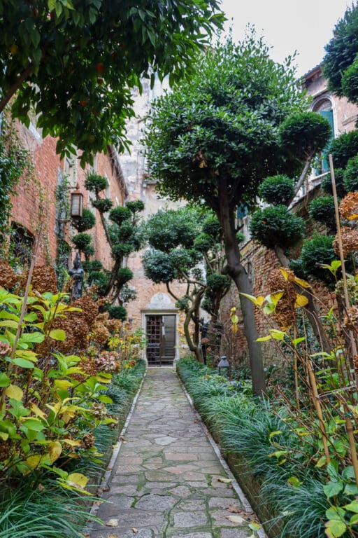 Geheimer Garten mit Formschnittbäumen