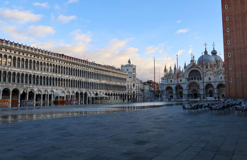 Blick über den Markusplatz im Morgengrauen