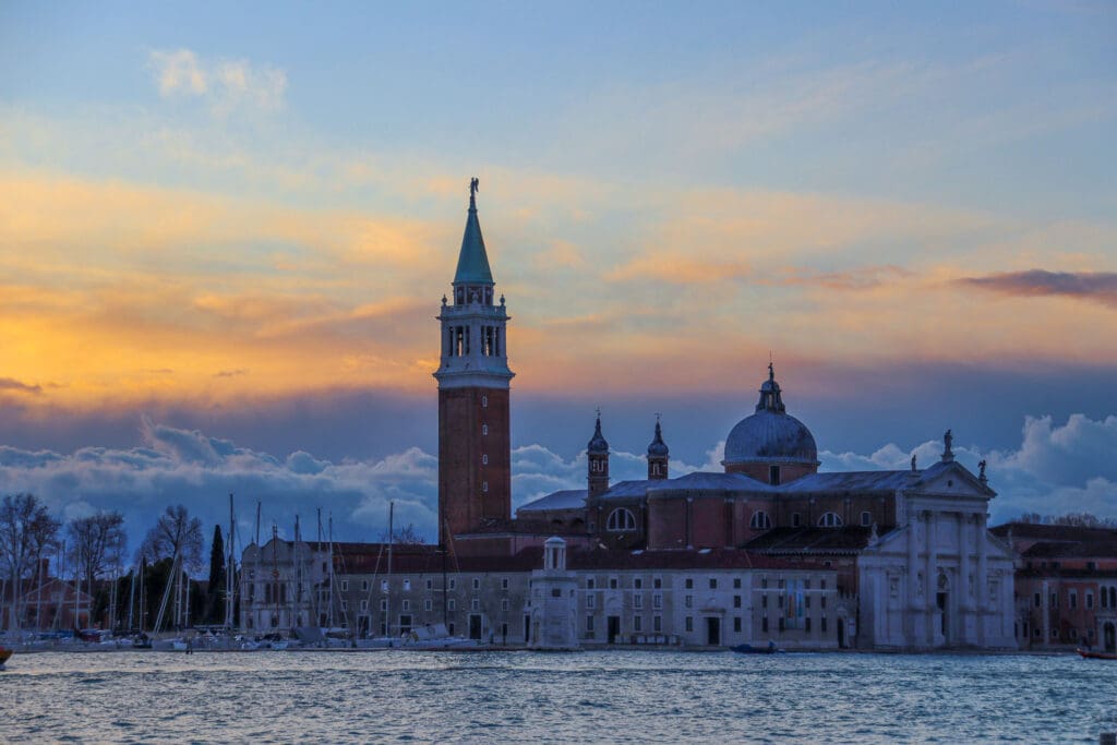 Campanile und Kuppeln im Morgenlicht