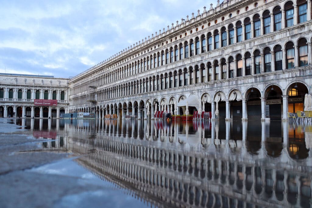 Bogengang am Markusplatz spiegelt sich im Wasser