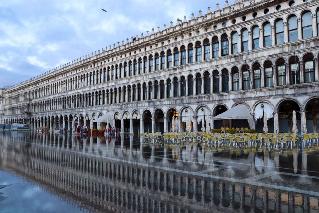 Bogengang am Markusplatz spiegelt sich im Wasser