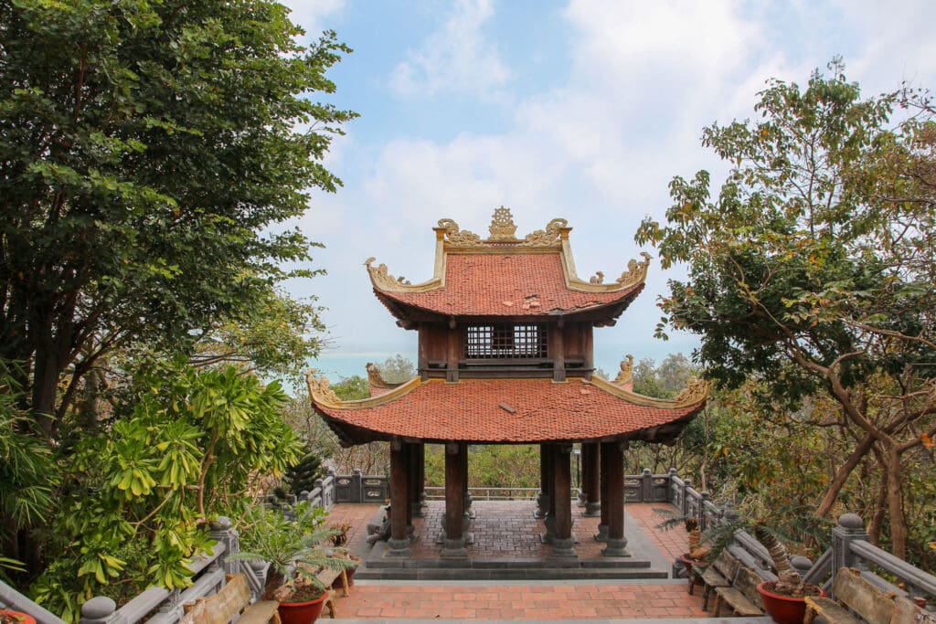 Vietnamesischer Tempel mit typischem Dach