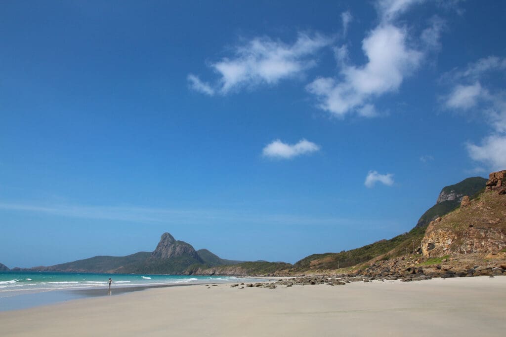 Blaues Meer mit Wellen und Felsenformation