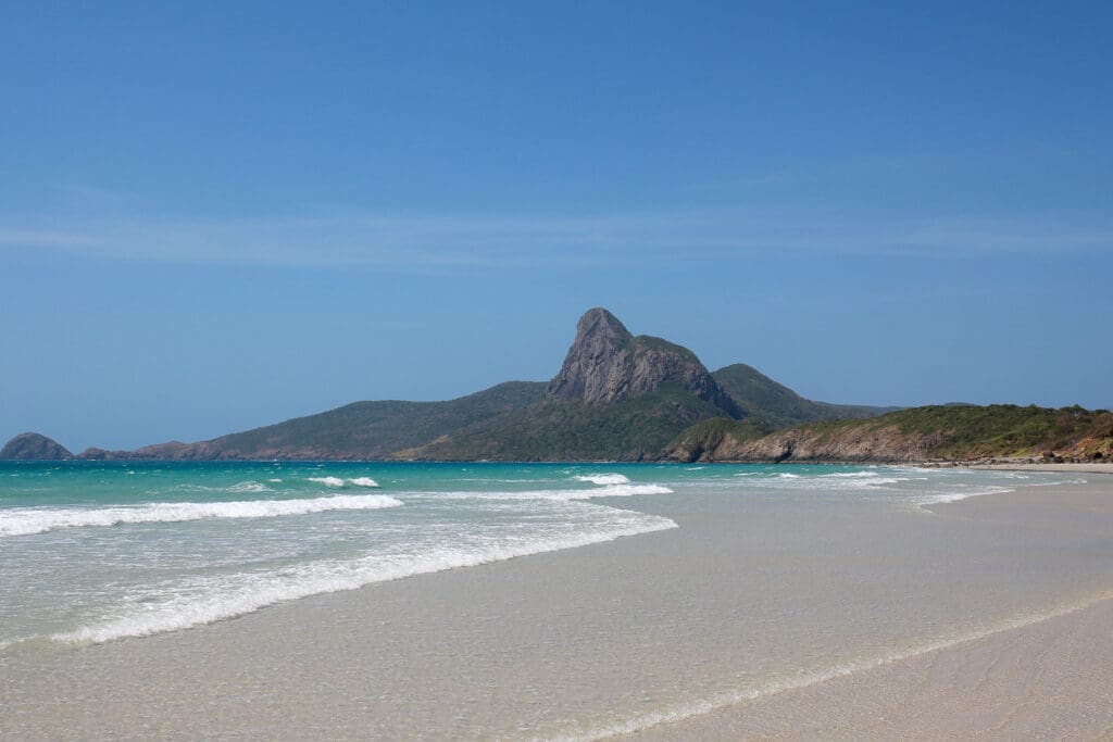 Blaues Meer mit Wellen und Felsenformation