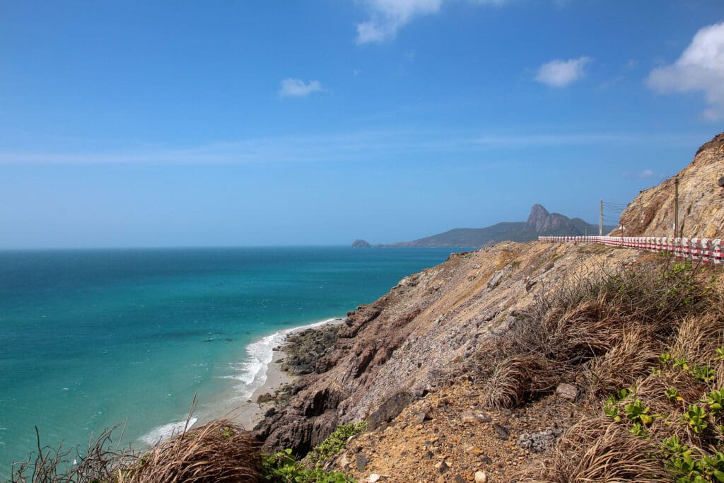 Serpentinenstraße an der Küste mit Weitblick