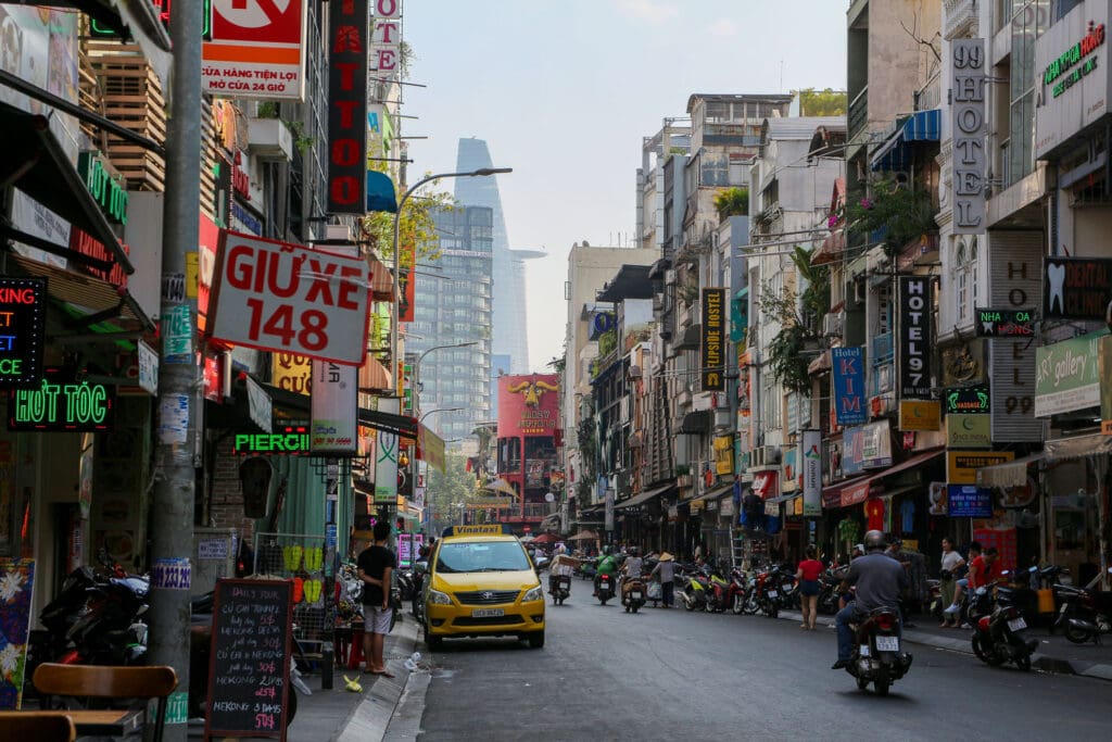 Straßenbild mit Verkehr in Ho-Chi-Minh-Stadt
