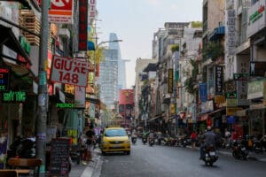 Straßenbild mit Verkehr in Ho-Chi-Minh-Stadt